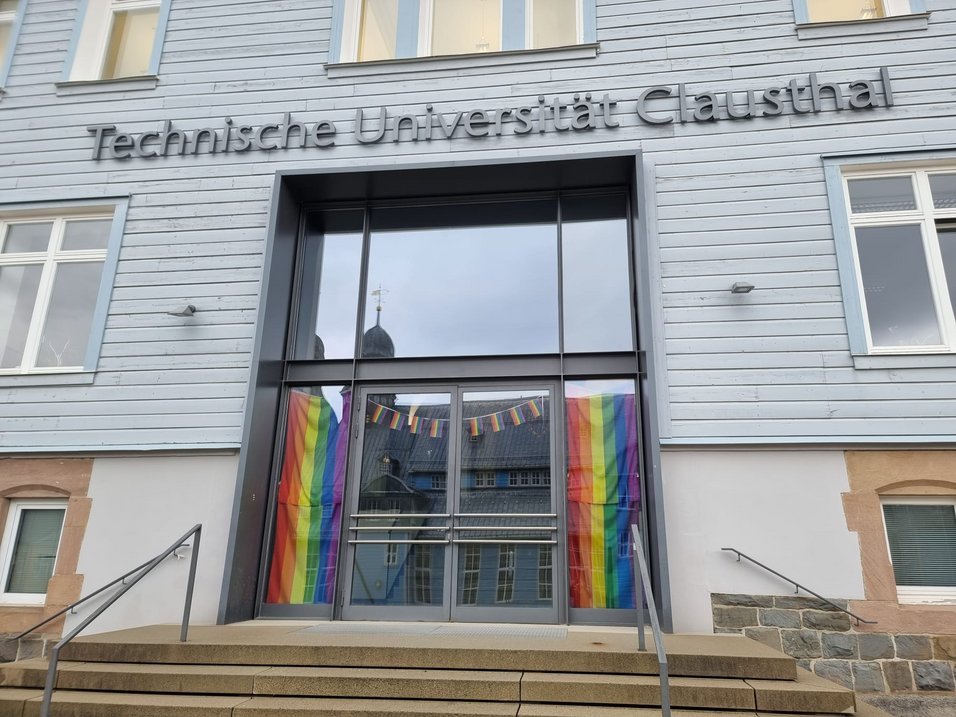 LGBTQ+ beflaggtes TU Claushtal Hauptgebäude