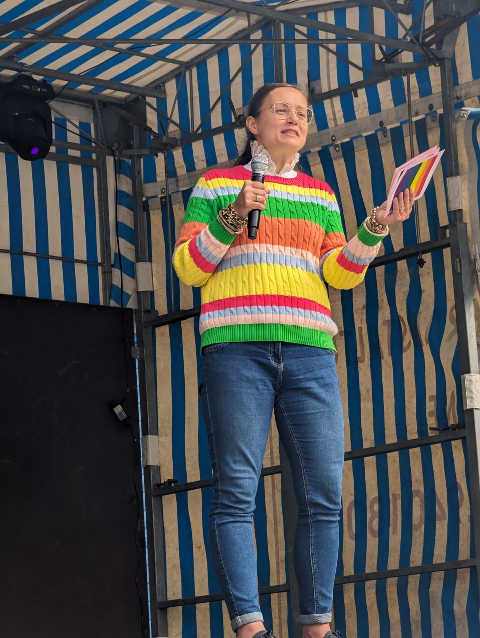 Dr. Natalia Schaffel-Mancini hält eine Rede auf dem IDAHOBIT 2024 in Clausthal.